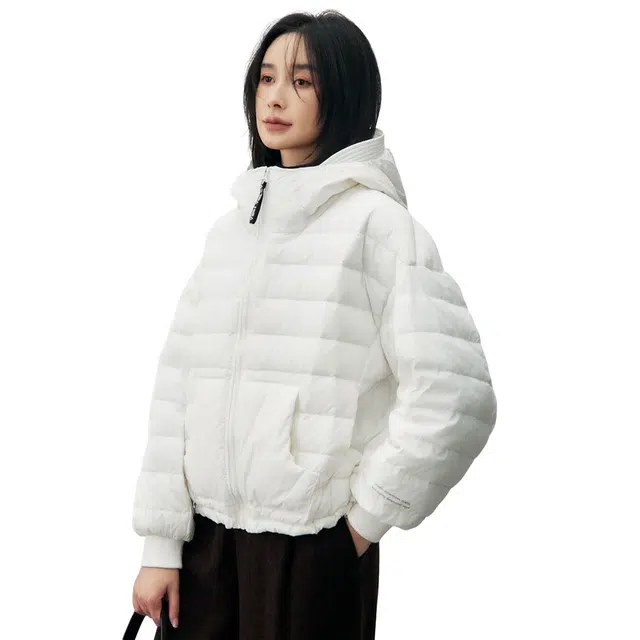 鸭鸭 舒适经典休闲时尚短款防寒连帽保暖轻薄羽绒服 女款