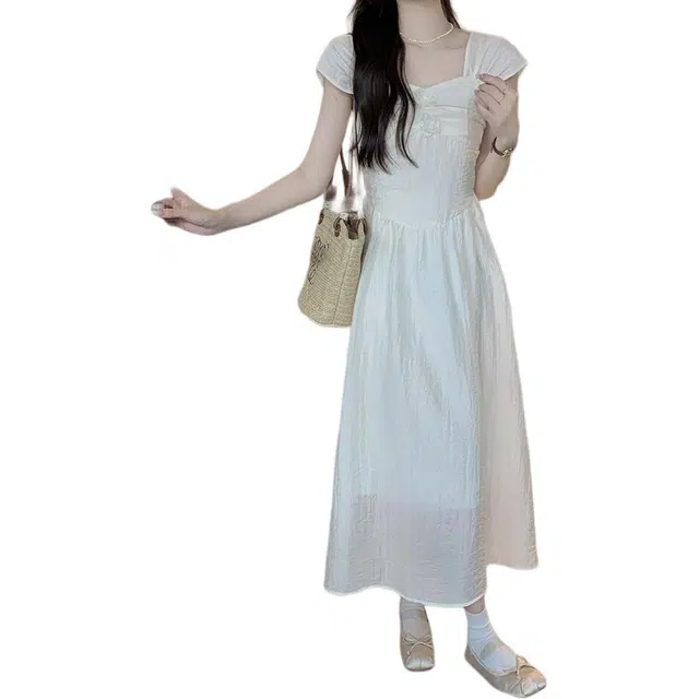 黛尔佳人 韩版夏季温柔风褶皱设计花朵桃心领纯色吊带连衣裙 女款