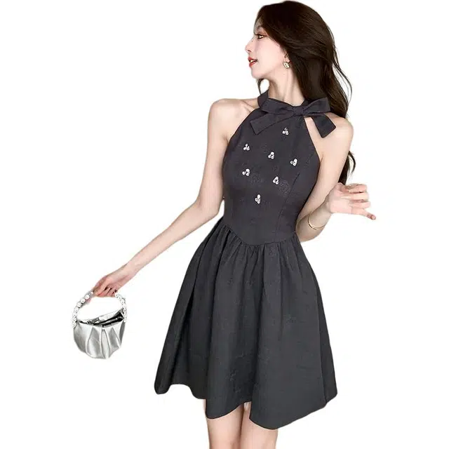 黛尔佳人 镶钻提花挂脖高级感无袖连衣裙 女款