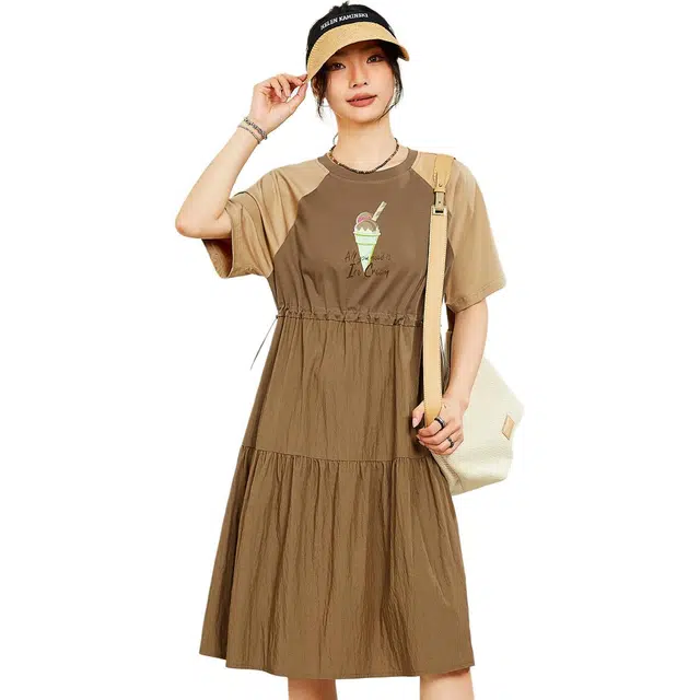 木果果木 简约收腰遮肚子冰琪淋字母/数字/文字插肩袖圆领短袖连衣裙 女款
