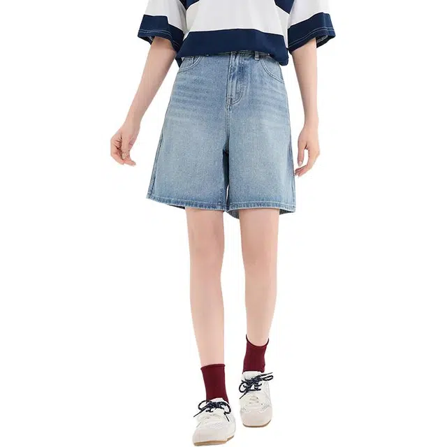 三福 宽松直筒浅蓝色高腰牛仔短裤 女款