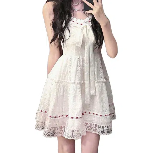哒头下雨不愁 白色蕾丝镂空甜美短款吊带连衣裙 女款