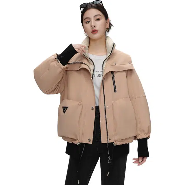 鸭鸭 百搭休闲短款立领夹克羽绒服 女款