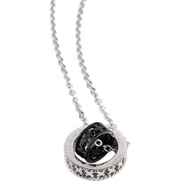 ROADLATIVE Lace Engraved Ring Pendant Necklace