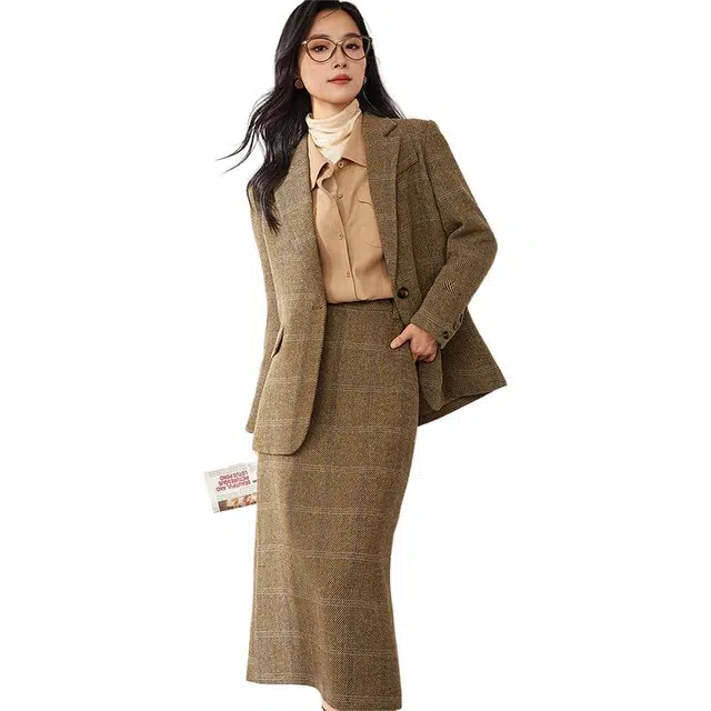 欧昵雪 西装领格纹长袖上衣高腰半身中长裙裙装套装 女款 咖色格