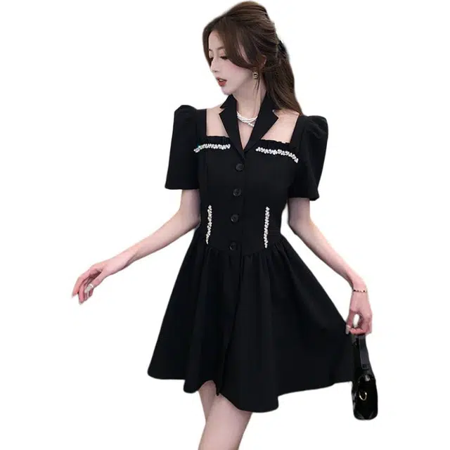 黛尔佳人 高级感小众赫本风法式复古纯色高腰短袖连衣裙 女款