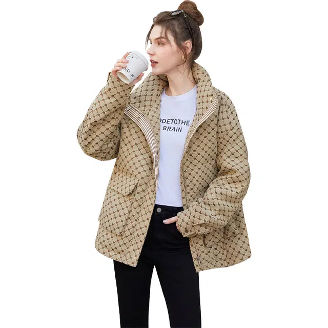 她池 老花满印立领宽松加厚保暖棉服 女款 咖色字母格