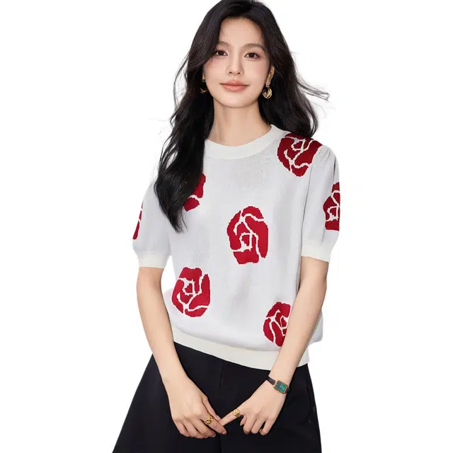爱依莲 韩版高级感气质时尚设计百搭圆领花朵上衣短袖针织衫 女款