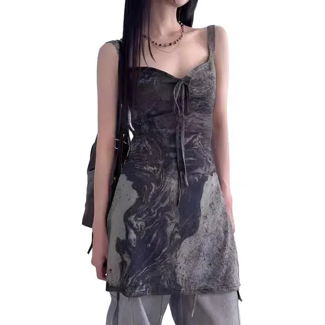 小卷要加油 复古创意流沙印花甜酷风百搭吊带连衣裙 女款