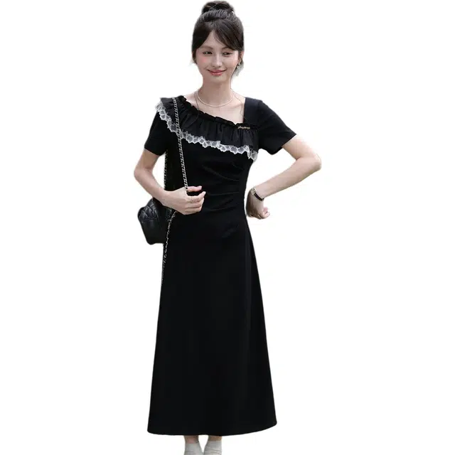 鹿向南 法式气质设计感黑色荷叶边纯色常规斜领自然腰短袖连衣裙 女款