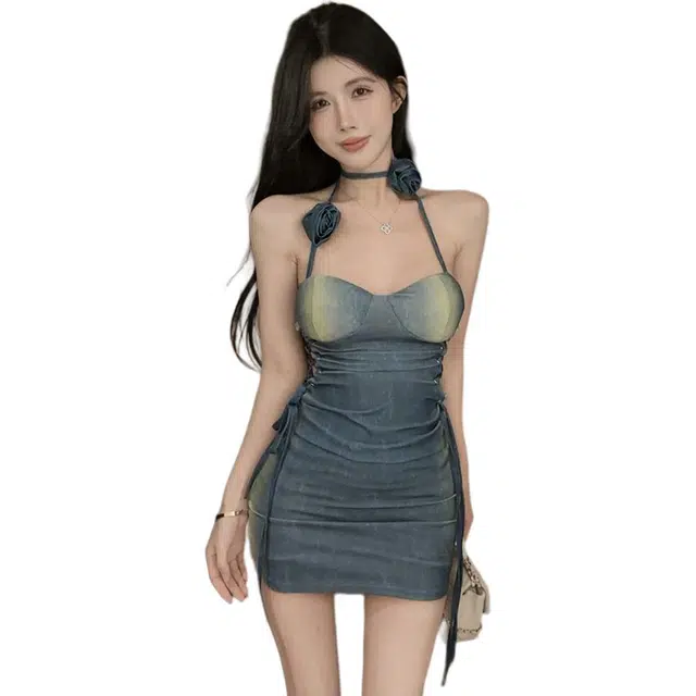 敲模女孩 纯欲辣妹风牛仔修身包臀挂脖花朵设计感吊带连衣裙 女款