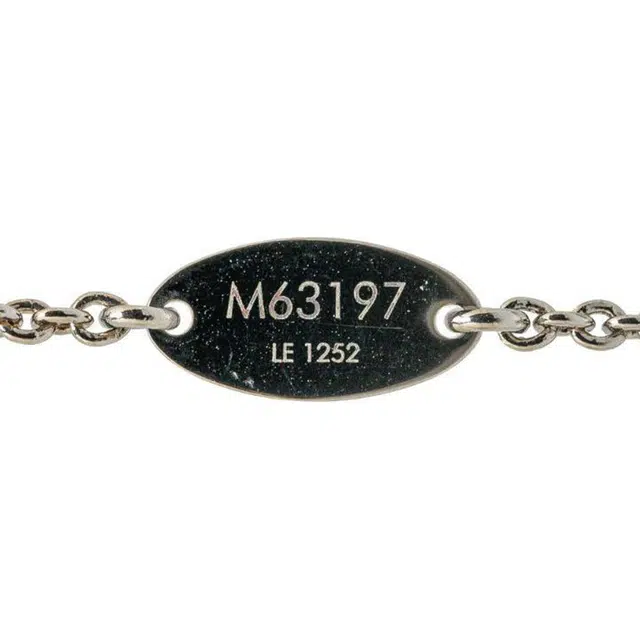 LOUIS VUITTON Essential V Silver