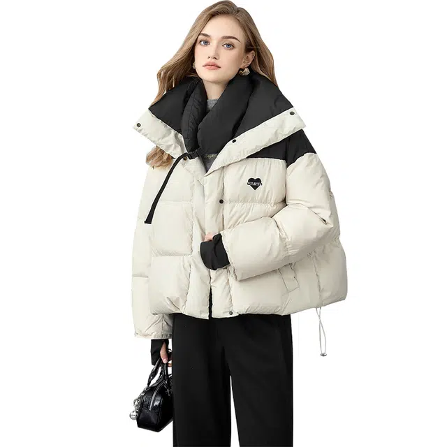 她池  宽松连帽领撞色拼接短款简约长袖  含羽绒外套  女款  米拼黑色