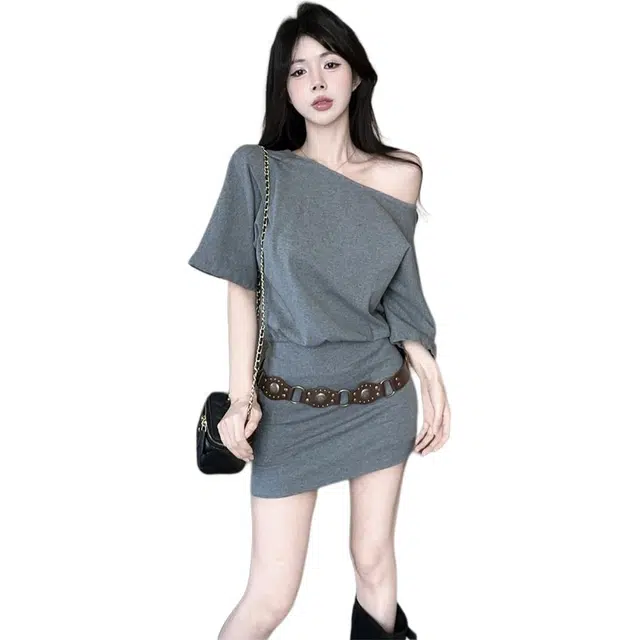 黛尔佳人 斜肩包臀露肩裙带腰带短袖连衣裙 女款