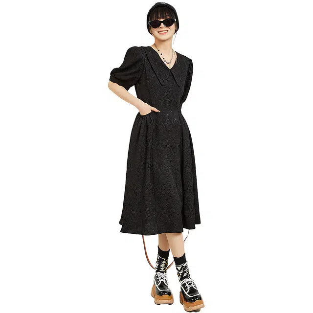 木果果木 赫本风法式收腰泡泡袖中腰纯色中长款短袖连衣裙 女款 黑色