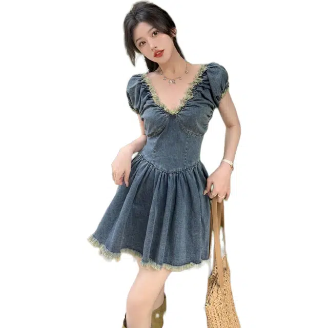 哒头下雨不愁 法式甜辣风毛边收腰简约舒适短袖连衣裙 女款