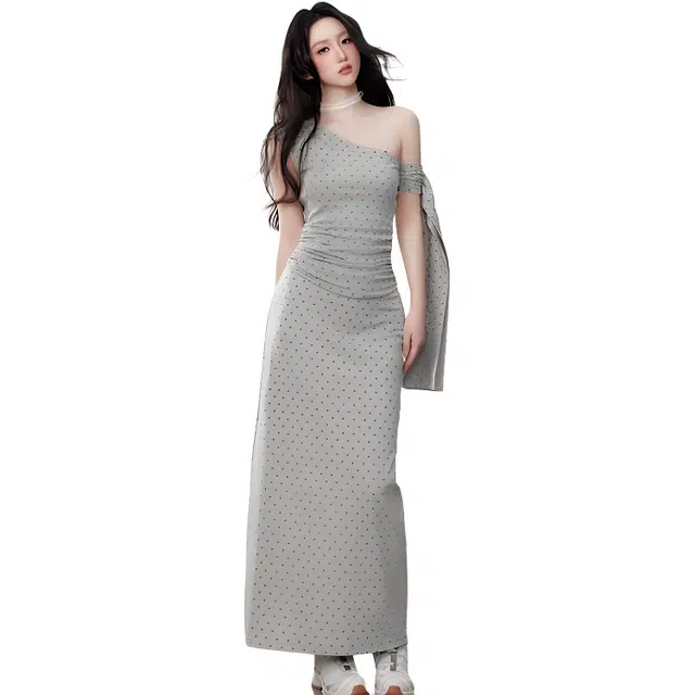 水中花 高级感斜领露肩设计小众收腰修身气质长裙短袖连衣裙 女款