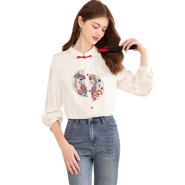 她池 立领盘扣设计感撞色刺绣长袖新中式衬衫 女款 杏色