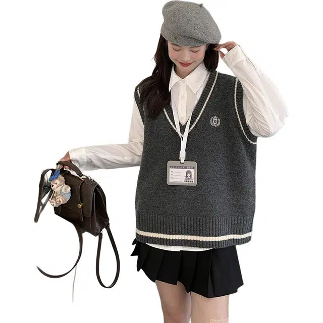 东鲸岁时记 学院风纯色刺绣套头马甲针织衫休闲外套裙子裙装套装 秋冬季 女款 灰色+黑色