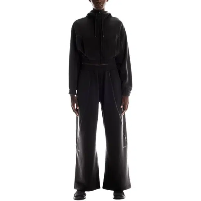 On x FKA twigs Club SS25 LOOSE