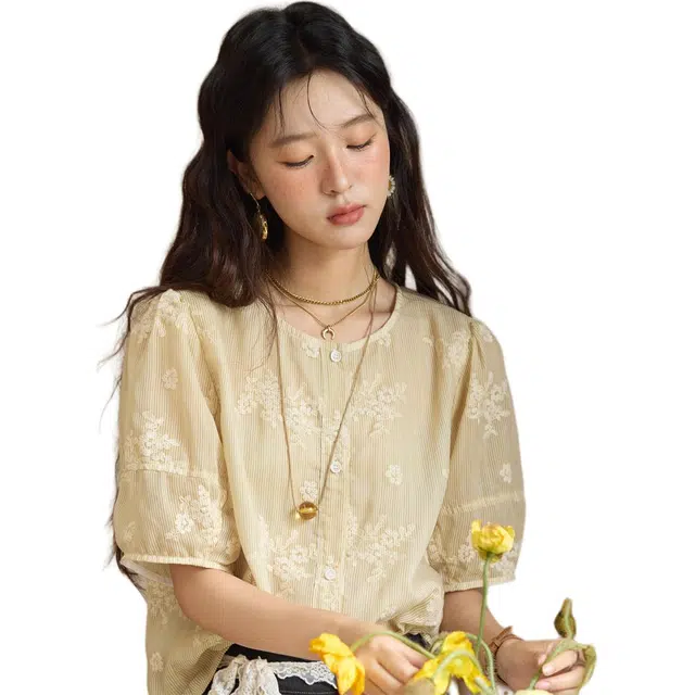 谜秀 立体刺绣碎花设计感短袖圆领法式衬衫 女款