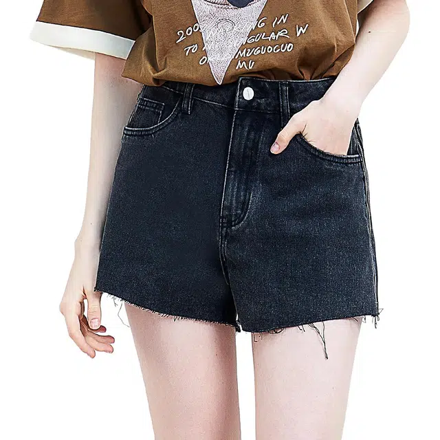 木果果木 显瘦毛边设计宽松休闲自然腰牛仔短裤 女款