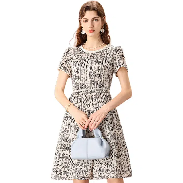 粉红玛琍 收腰圆领简约短袖连衣裙 女款 黑色