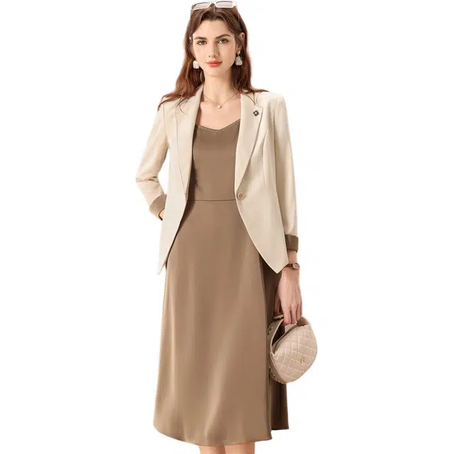 粉红玛琍 纯色一粒扣长袖西装高腰中长款吊带连衣裙裙装套装 女款 杏色