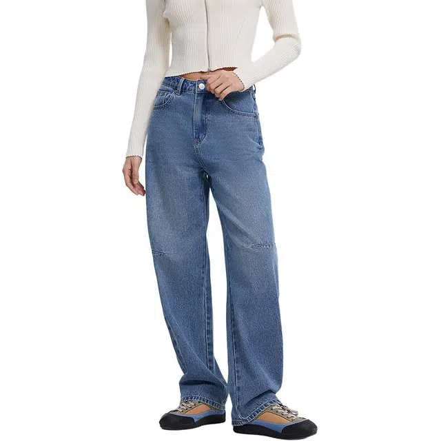 美特斯邦威 时尚潮流个性舒适压褶弯刀直筒牛仔裤 女款 中蓝