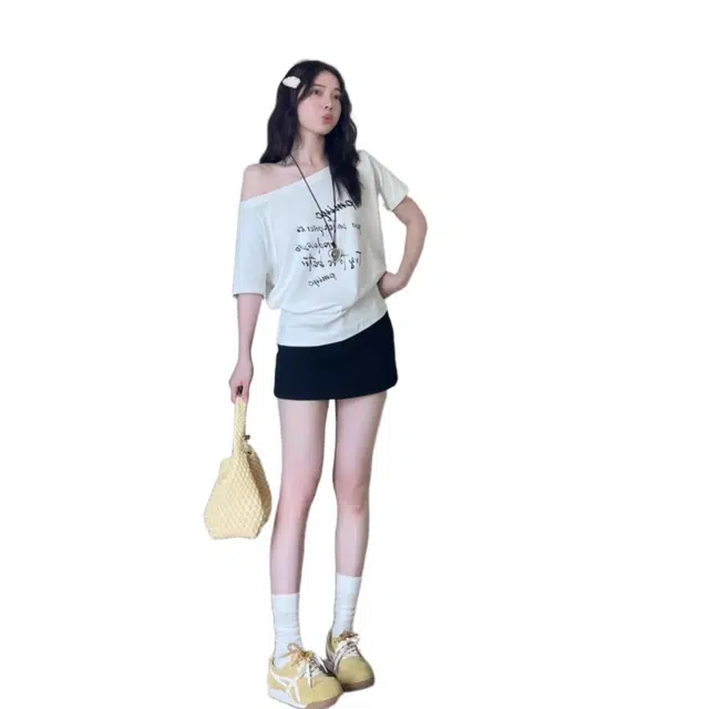 怪力萝莉 斜肩韩系字母印花短袖设计感露肩小众截短上衣 女款