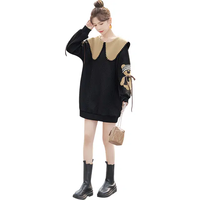 丝柏舍 大翻领卡通图案宽松短款学院风撞色钉钻长袖连衣裙 女款 黑拼卡其