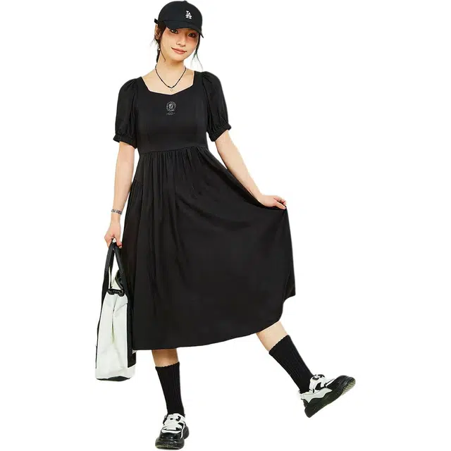 木果果木 夏季法式方领纯色泡泡袖方口领休闲风基本款高腰短袖连衣裙 女款