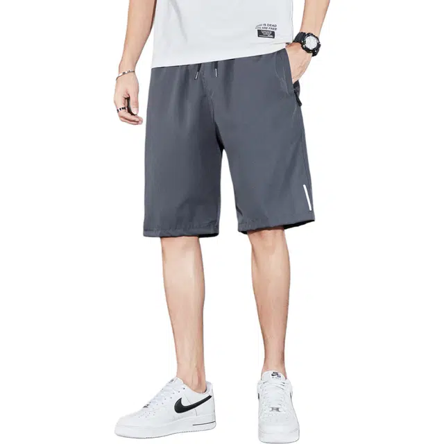 瑞梵帝斯 夏季薄款冰丝凉感面料宽松沙滩中裤子美式高街潮流品牌简约纯色个性抽绳系带青春流行垂感直潮牌休闲运动速干五分裤男生短裤 男款