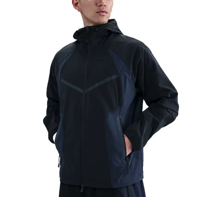 Nike Dri-Fit Tech Windrunner Swoosh