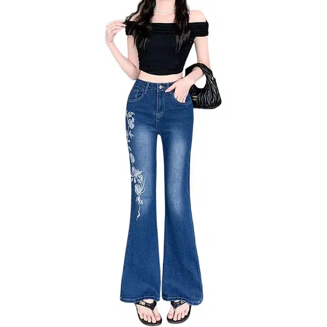 柏黛妃 设计感玫瑰花刺绣微喇叭街头时髦弹力修身显瘦长裤牛仔裤 女款