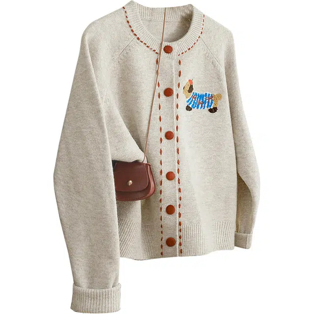 她池 圆领单排扣文艺通勤减龄卡通刺绣短款长袖针织衫 女款