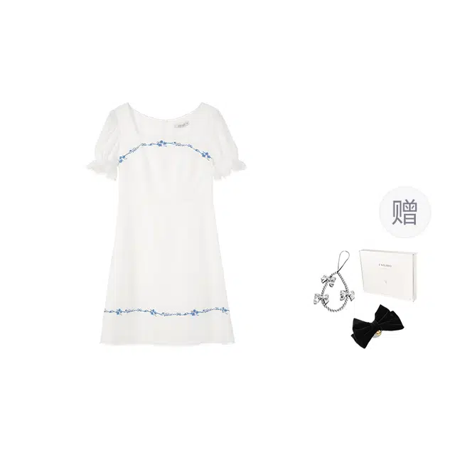 法儿家 恋夏青花瓷夏季韩系气质撞色绣花拼接花苞短袖连衣裙 女款