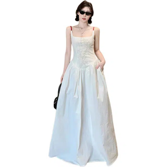 敲模女孩 法式气质刺绣鱼骨收腰度假风吊带连衣裙 女款