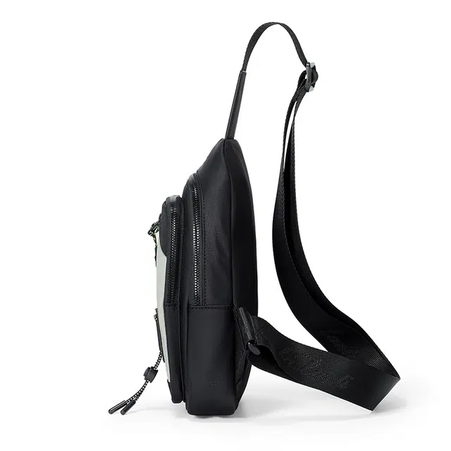 马莎兰缇 休闲简约时尚小众设计运动骑行风轻便时尚潮流通勤多功能背包 合成革 胸包 男款 黑配灰