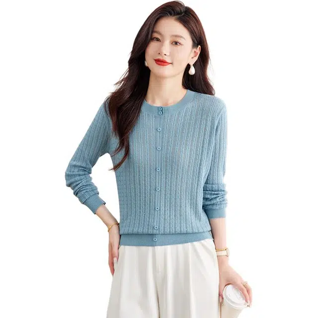 稻草人 简约优雅气质舒适时尚单排扣长袖圆领羊毛打底针织衫 女款