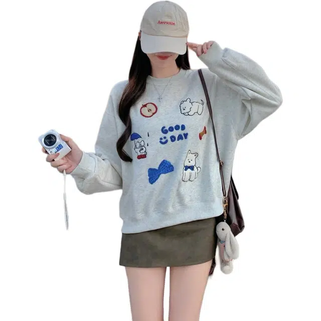 黛尔佳人 重工刺绣植绒蝴蝶结卡通小狗设计款休闲百搭卫衣 女款