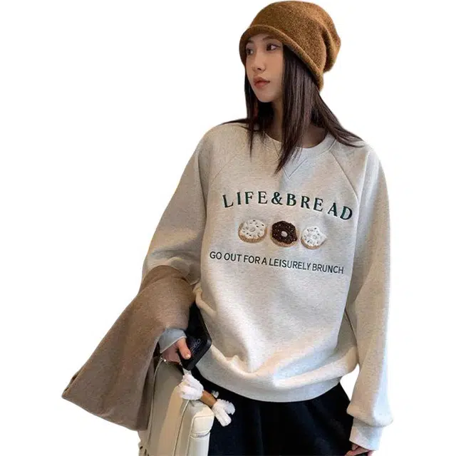 黛尔佳人 字母宽松圆领薄款长袖卫衣 女款