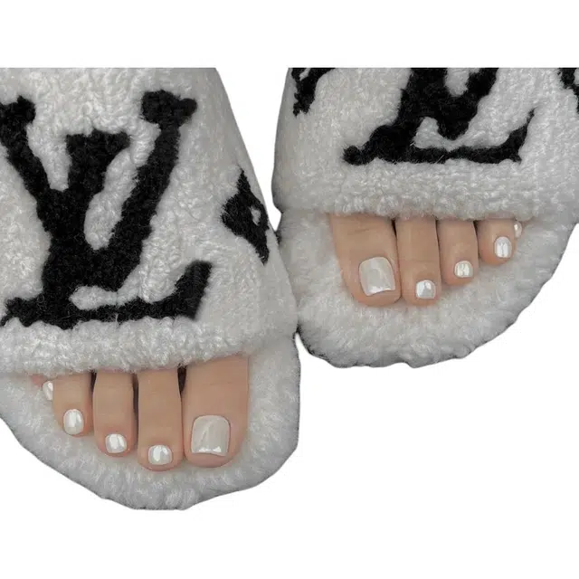 柚予颜 手工穿戴甲海莉极光粉气质温柔白月光脚指甲美甲  短方白色纯色 纯欲