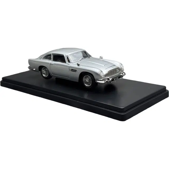 143 Aston Martin DB5 007
