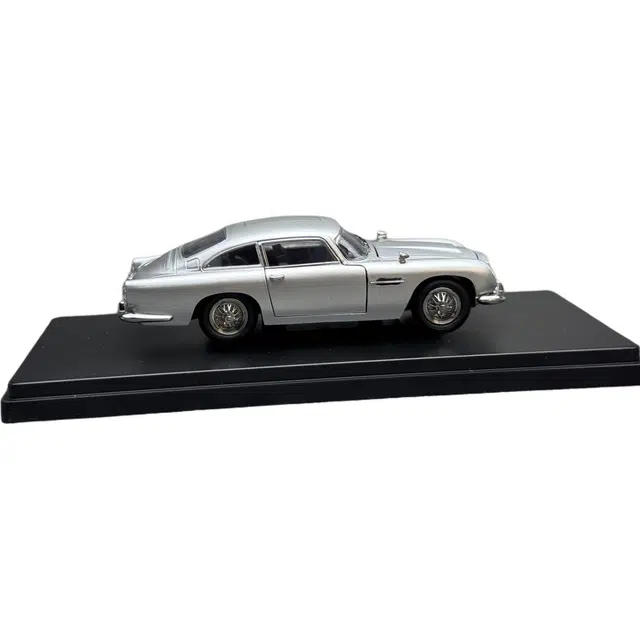 143 Aston Martin DB5 007