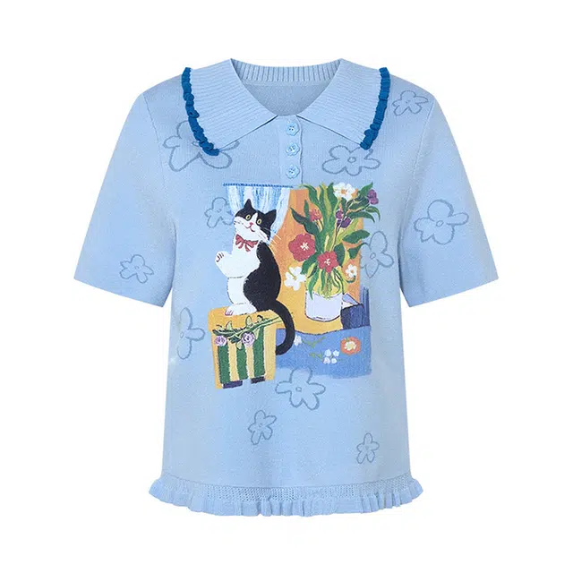 两三事 风吹帘动 复古甜美可爱简约时尚宽松舒适日常通勤百搭透气翻领猫咪印花短袖上衣针织衫 女款