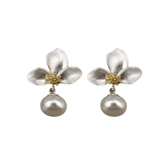 澜耀 花朵白色珠珠耳坠 轻奢法式气质优雅可爱欧若精灵风耳饰 铜合金 耳环 女款
