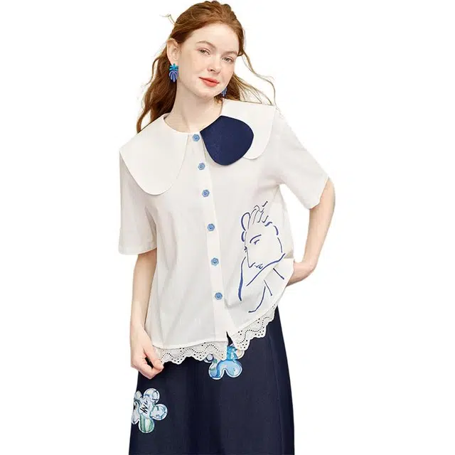两三事 内心独白 复古文艺风时尚高级设计感休息那宽松舒适蕾丝拼接娃娃领印花宽松短袖上衣衬衫 女款
