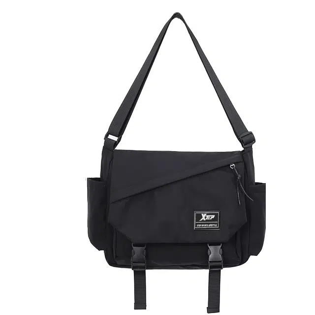 特步 斜挎包大容量时尚背包大学生早八通勤外出便携高级感学生休闲邮差包 化纤 单肩包 男女同款情侣款 黑色/白色