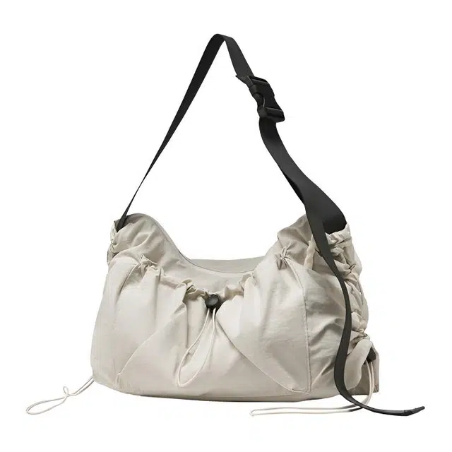 德力熊 百搭褶皱抽绳云朵斜挎包小众设计通勤包 尼龙 单肩包 常规 女款 多色